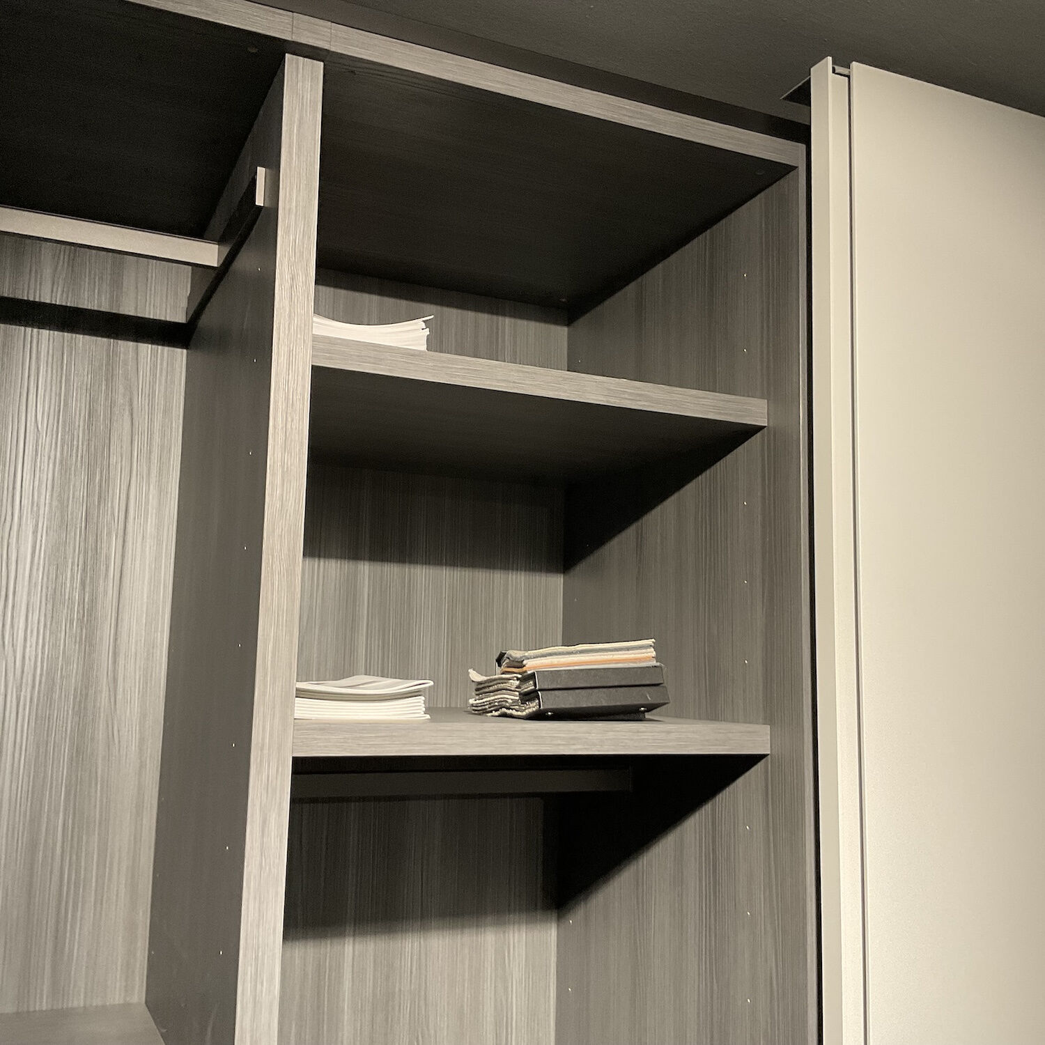 Kettnaker - Kleiderschrank Grip Lack Matt Lichtgrau Innen Eiche Melamin Anthrazit - 7