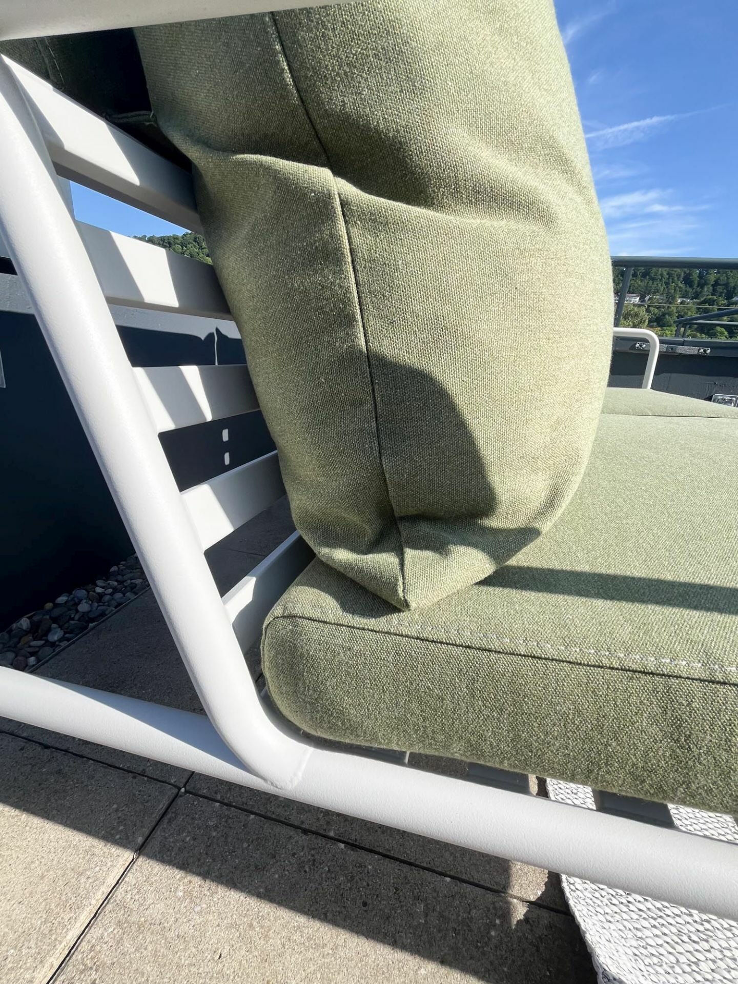 Houe - Lounge Sofa Avon Stoff Sunbrella Heritage Leaf Grün Gestell Stahl Weiß Pulverbeschichtet - 2