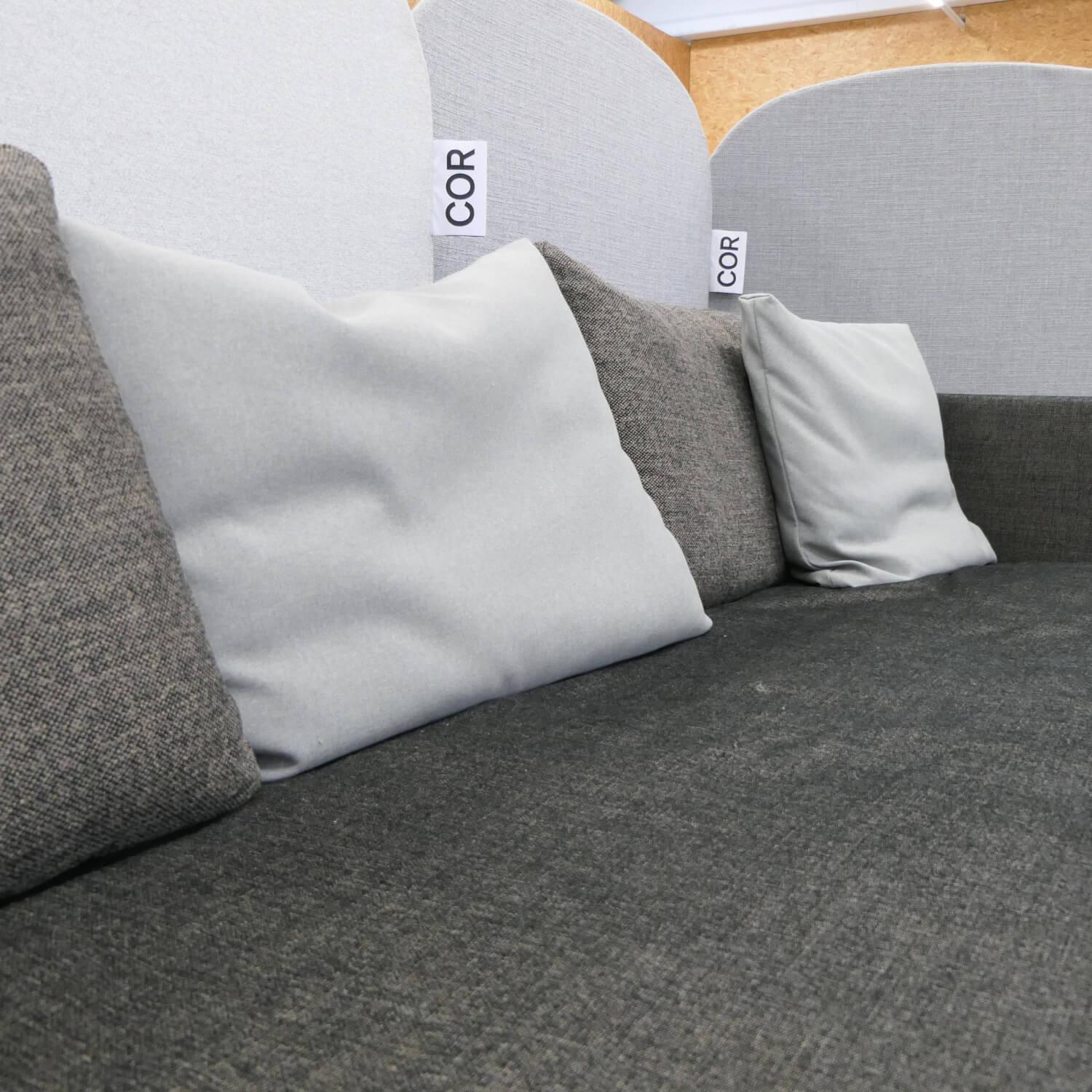 COR - Sofa Pilotis Stoff 8161 Schwarz Braun Füße Schwarz Chrom Inklusive Rückenkissen - 5