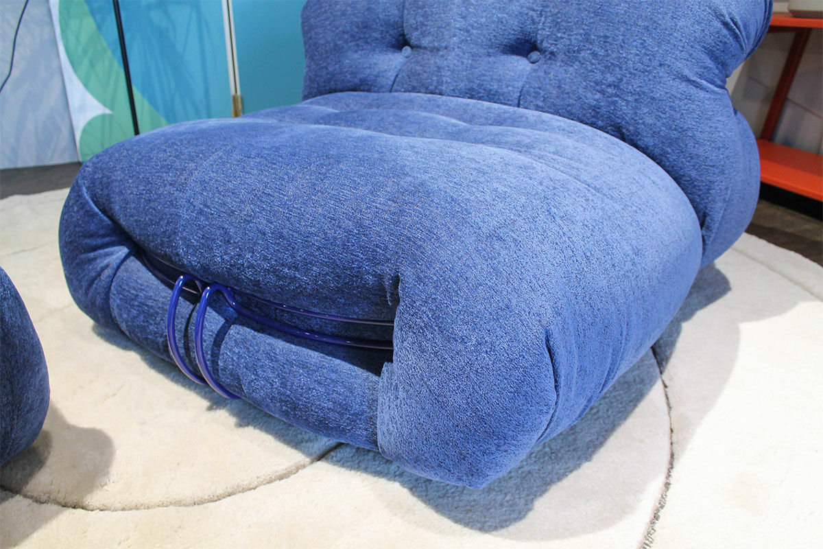 Cassina - Sessel Soriana 944 Stoff Luxor Blu Cina Blau mit Hocker - 4