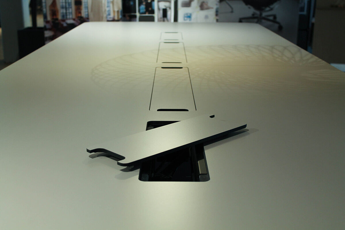 System 180 - Konferenztisch TS K Platte MDF Sandgrau Gestell Edelstahl Schwarz Pulverbeschichtet Mit Steckdosenleiste Und USB Ladestation - 6