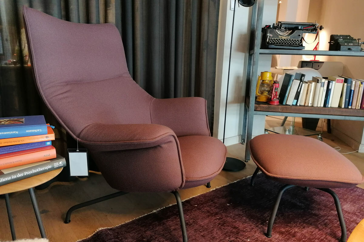 Muuto - Sessel Doze Lounge Chair High Back Stoff Kvadrat Twill Weave 280 Violett Füße Schwarz Mit Hocker - 4