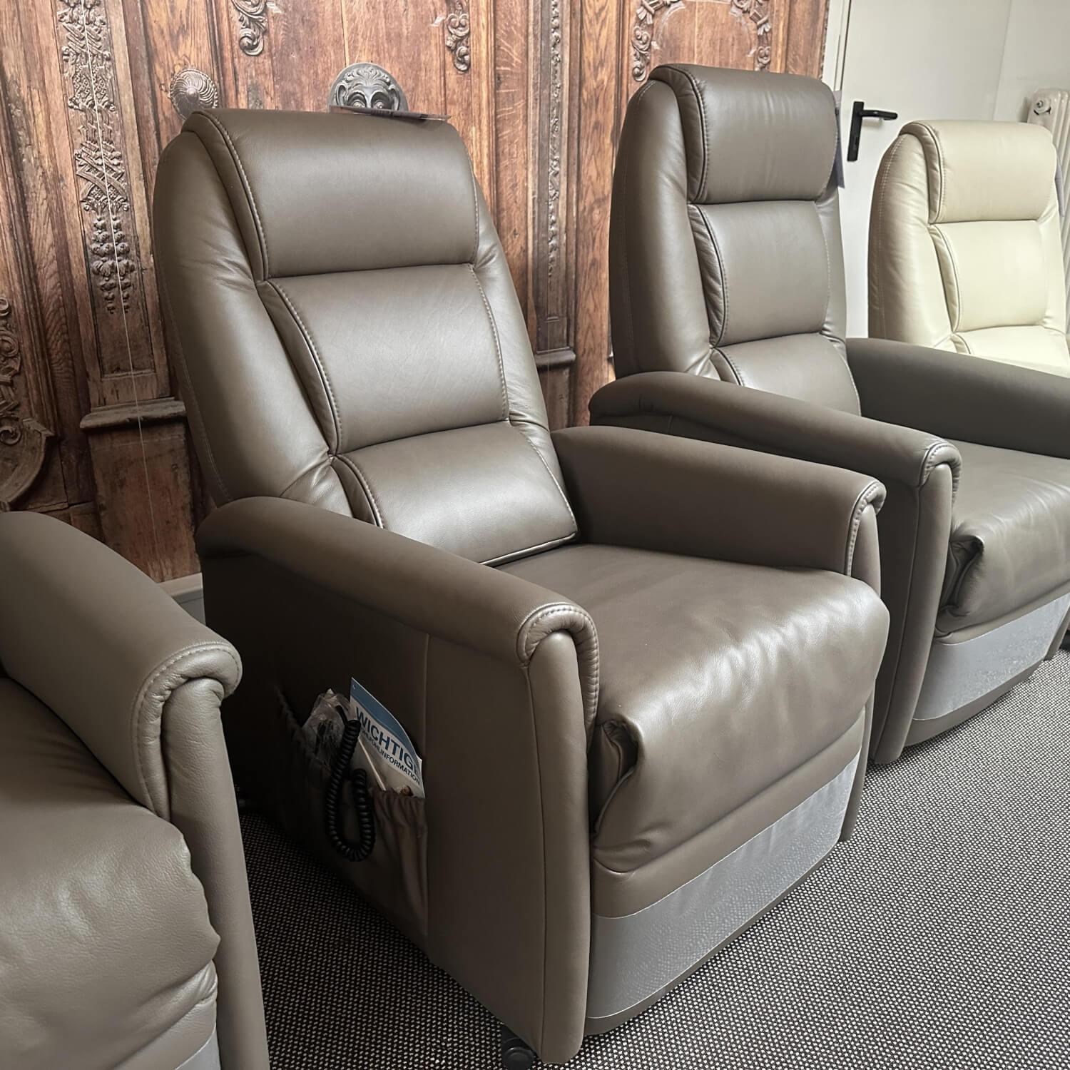 himolla - Ruhesessel 9773 Cumulus Quartett Leder Cubano A Braun Füße Rollen Schwarz Mit Aufstehhilfe - 3