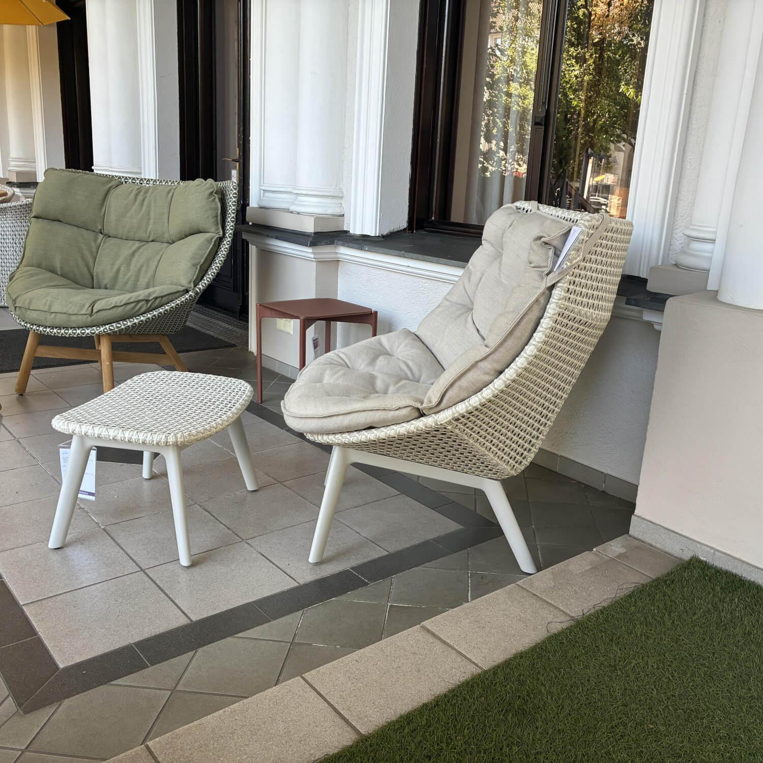 DEDON - Outdoorsessel Mbrace Geflecht 140 Sea Salt Beige Auflage Muse (C) Fossil Grau Gestell Aluminimium 304 Lipari Weiß mit Hocker - 3