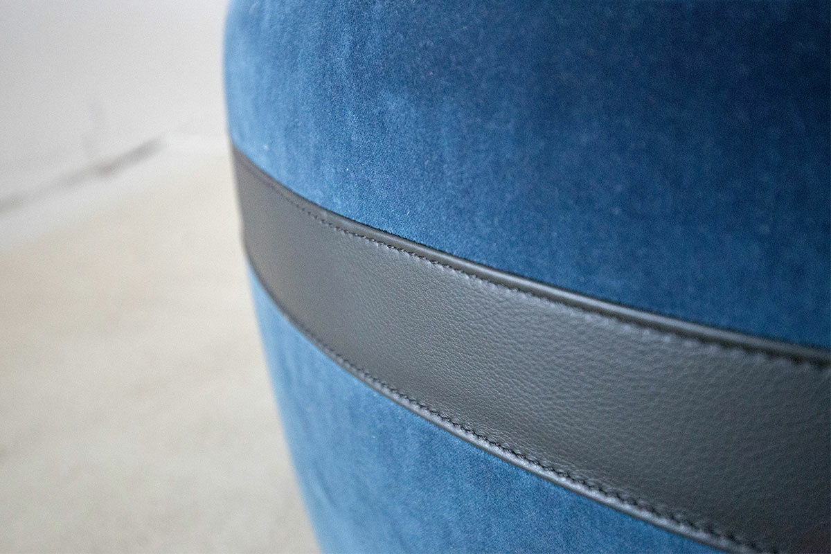 Jori - Hocker Macaron Stoff C0058 Vittoria Petrol Blau Zierband Leder Liparo Schwarz Untergestell Lenkrollen - 3