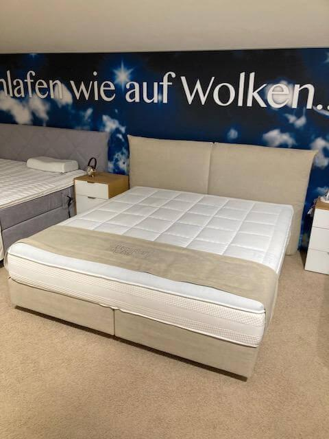 Delux Production OÜ - Boxspringbett Hatu Bezug Stoff Mine Beige 0525026 Fuß Schwebesockel Schwarz Inklusive Topper Und Matratzen Ohne Nachtkommoden - 2