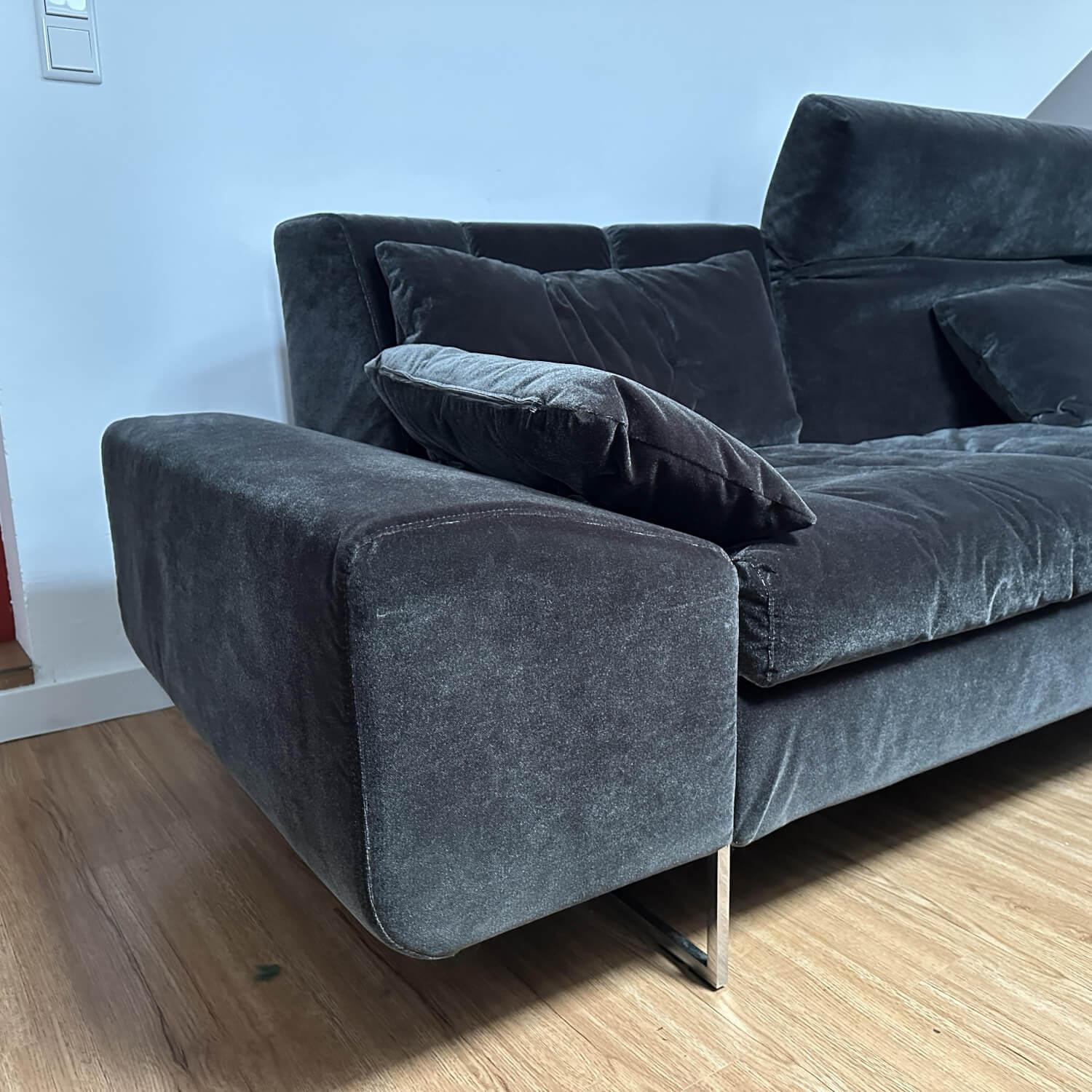 Brühl - Sofa Embrace Stoff 4473 98 Anthrazit Kufe Metall Verchromt Glänzend Inklusive Kissen Und Verstellung - 4