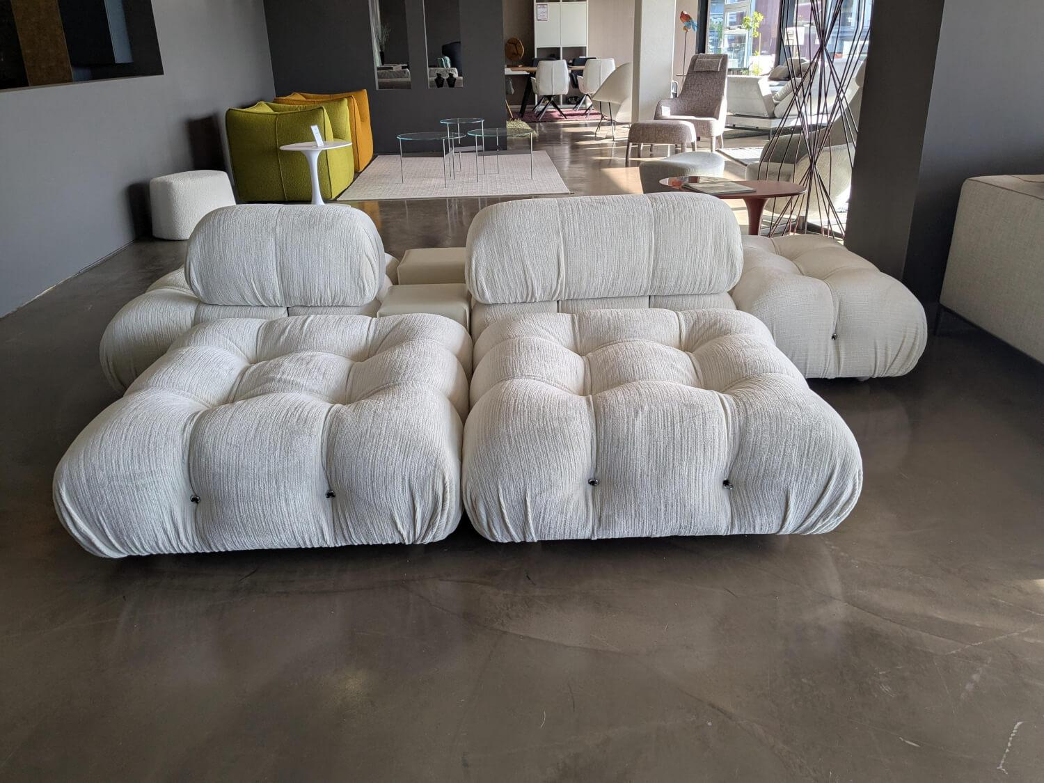 B&B Italia - Wohnlandschaft Camaleonda Stoff Enia Elfenbein Weiß mit einem Tisch - 2