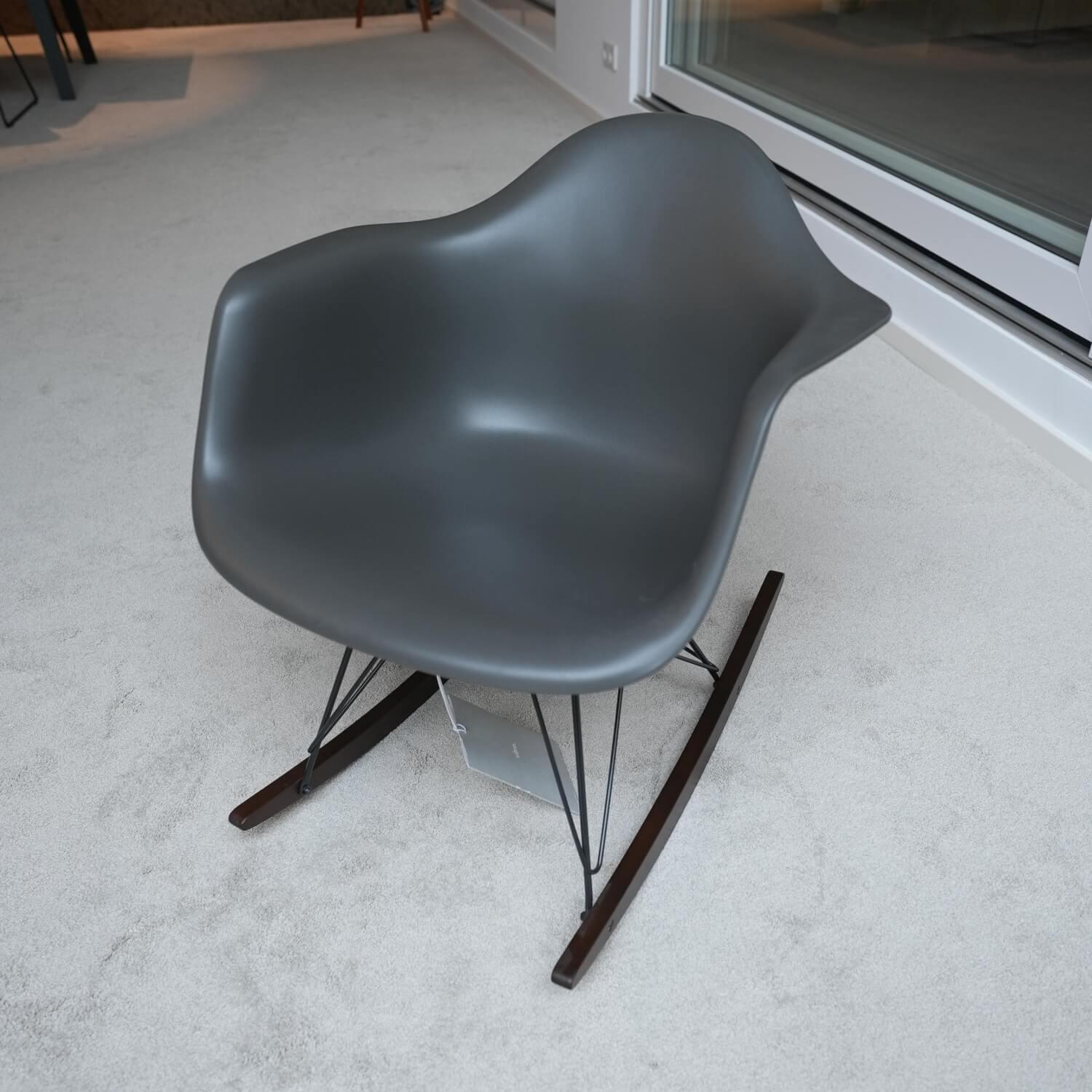 Vitra - Schaukelstuhl Eames Plastic Armchair RAR Sitzschale Basalt Gestell Basic Dark Beschichtet - 6