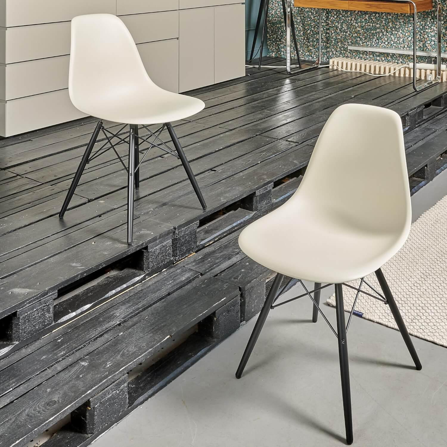 2er-Set Eames Plastik Side Chair DSW Sitzschale Kunststoff Kieselstein Gestell Ahorn Schwarz Lackiert