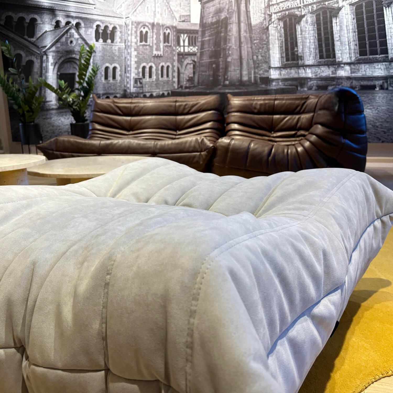 Ligne Roset - Sessel Togo Stoff Alcantara Pearl Y478 Grau Beige Inklusive Hocker - 4