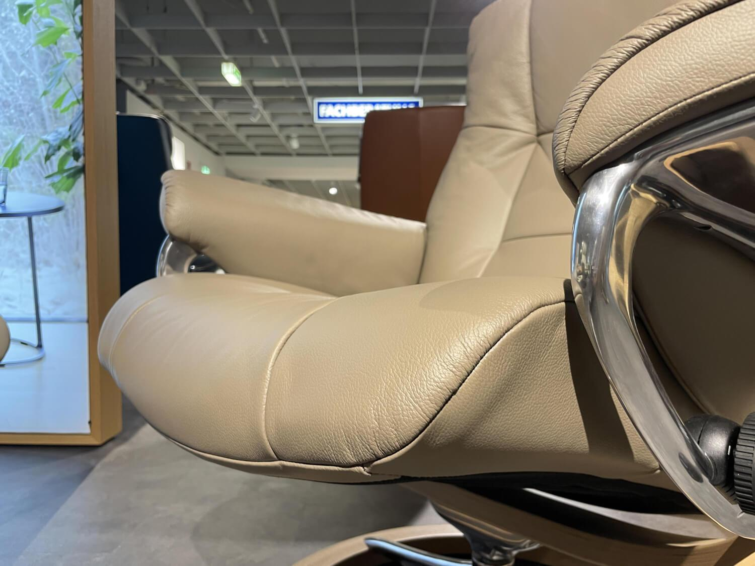 Stressless - Sessel Mayfair M Leder Batick Mole Beige Gestell Metall 40 Alu Poliert Fuß Signature Holz Eiche Mit Hocker - 4