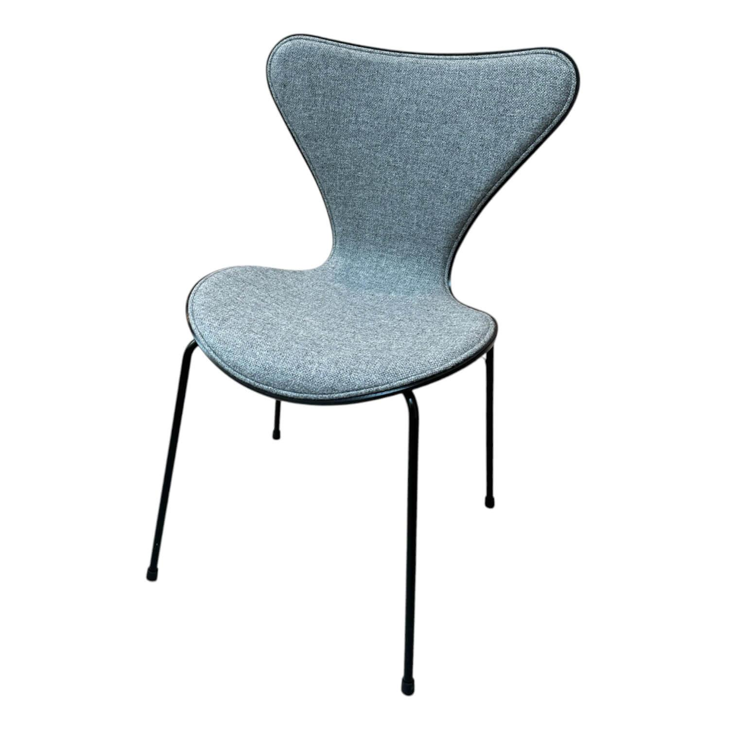 Fritz Hansen - Chair Die Serie 7 Fabric Hallingdal Grey 130 Back Ash Black Frame Metal 3107 Black Powder-coated - 1