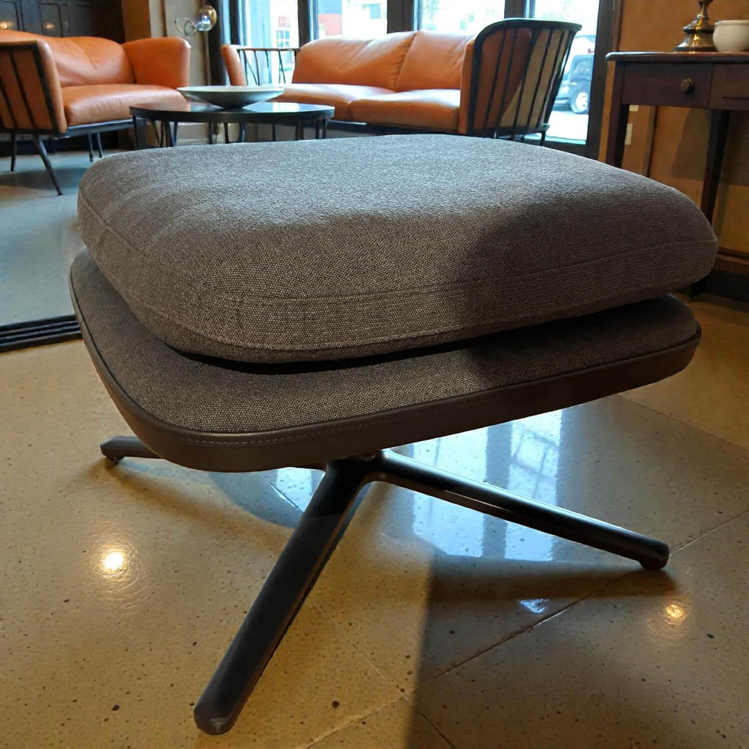 Vitra - Sessel Grand Relax Sitz Stoff Dumet 33 Carbon Grau Rücken Leder Forte Decor Nero Schwarz Gestell Basic Dark Schwarz Mit Hocker - 4