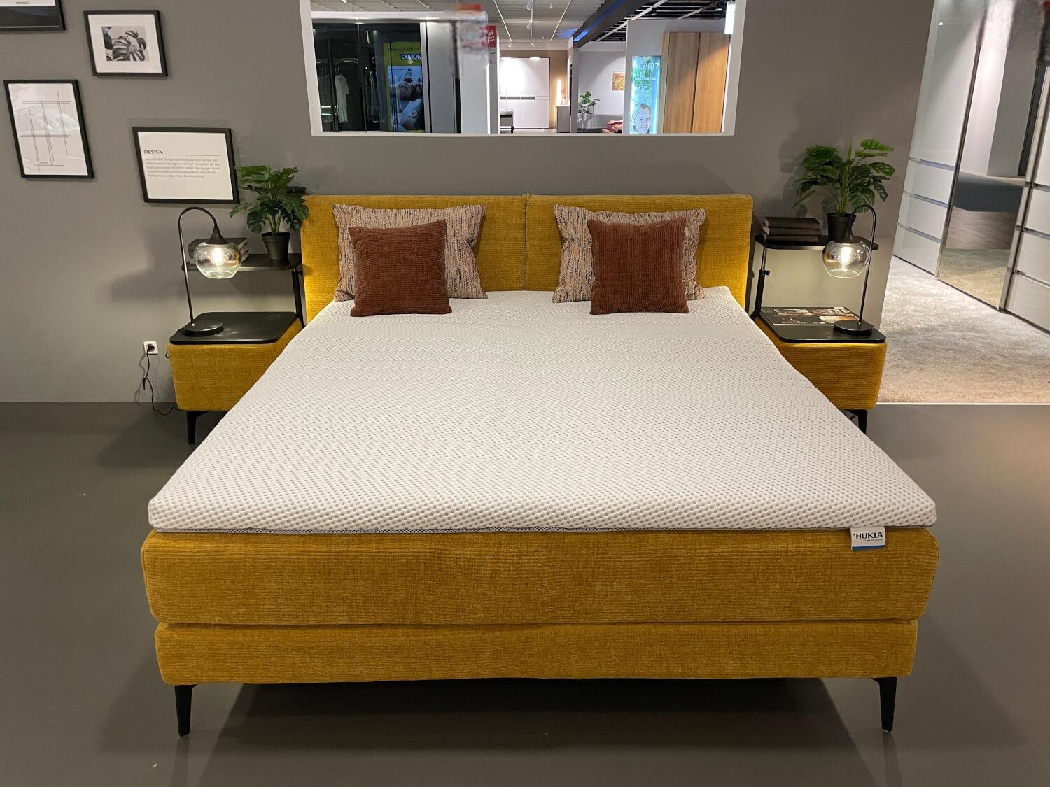 Hukla - Boxspringbett Highland R Stoff Maranta Curry Gelb PG 6 KT23138 Fuß W010 Metall Schwarz Inklusive Nachtkonsolen - 5