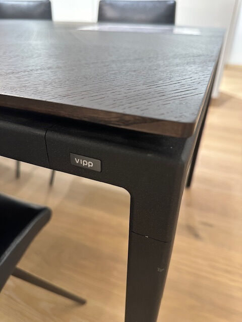 Vipp - Esstisch Large Vipp Platte Dunkle Eiche Gestell Aluminium Schwarz Pulverbeschichtet - 3