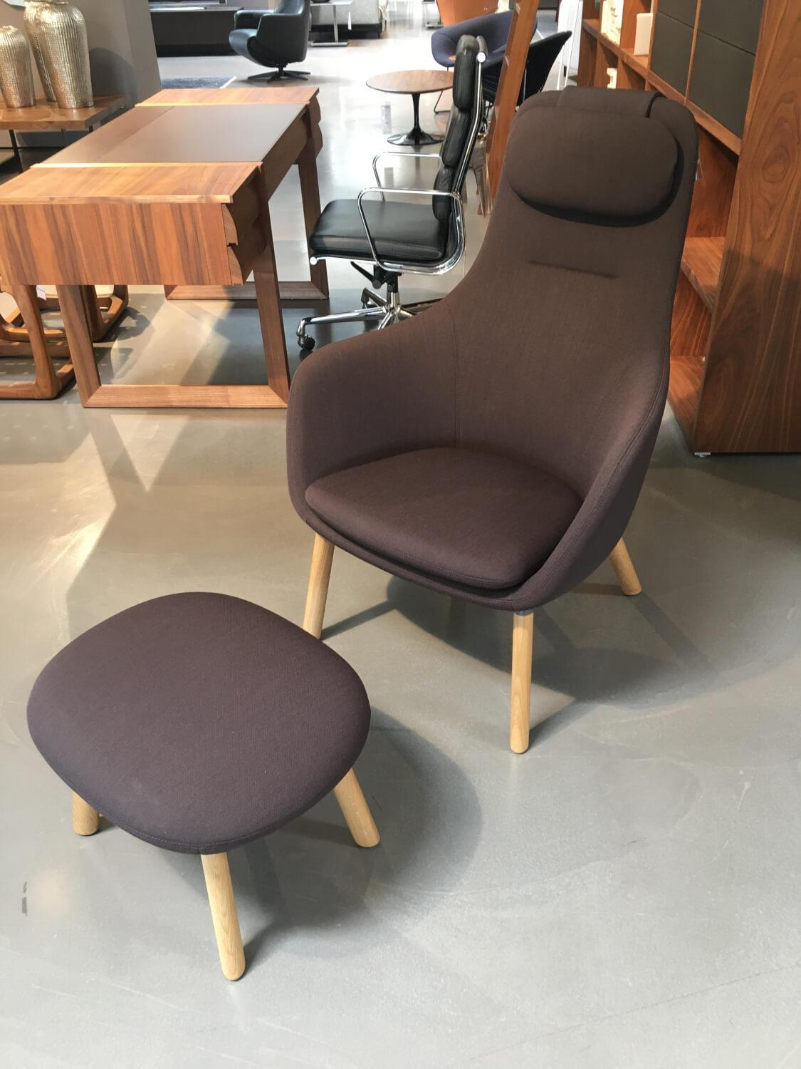 Sessel Hal Lounge Chair Stoff F60 Moorbraun Füße Eiche mit Ottoman