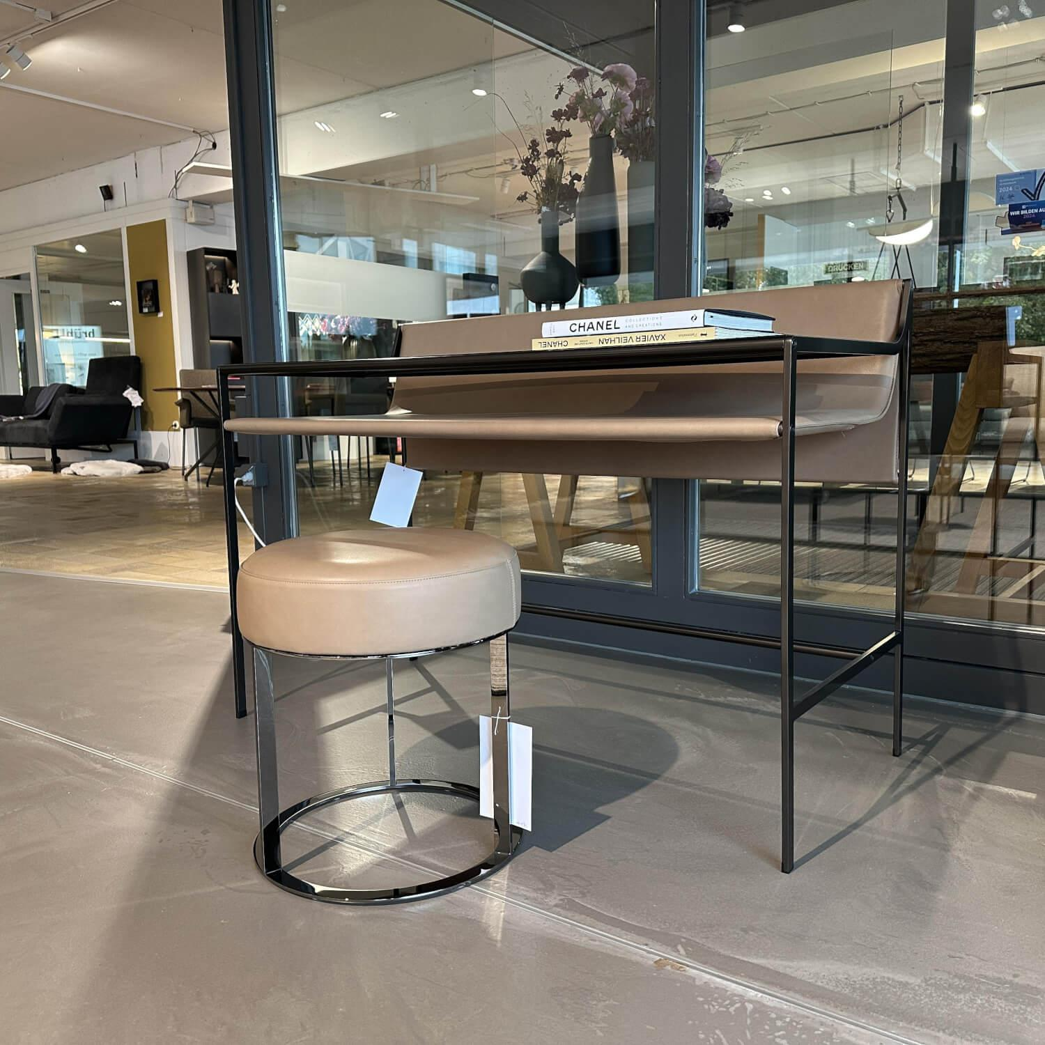 B&B Italia - Schreibtisch Quiet Lines Platte Rauchglas Und Leder Kasia 330 Nussbaum Braun Gestell Schwarz Verchromt Mit Hocker - 7