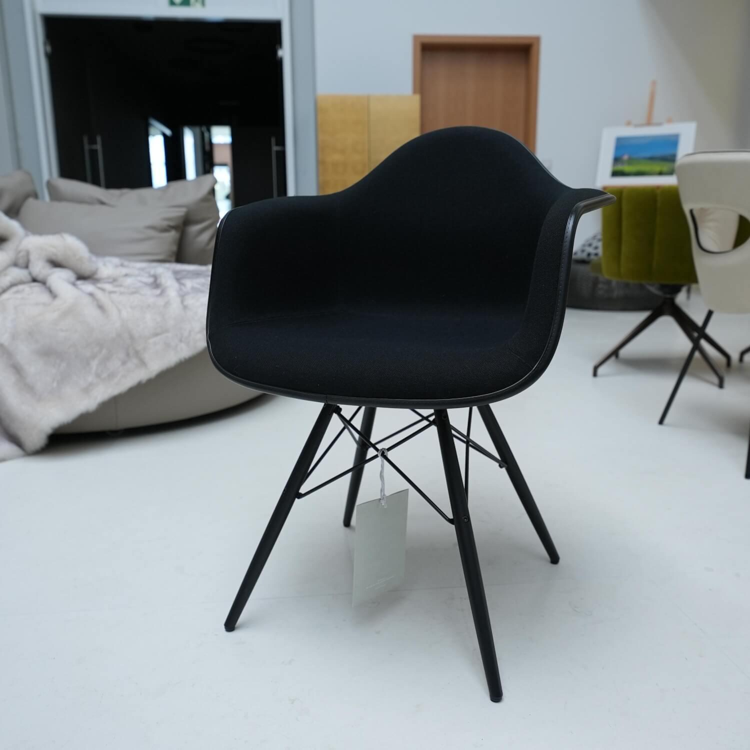 Vitra - Stuhl Eames Plastic Armchair DAW Schwarz Untergestell Ahorn Schwarz mit Vollpolster - 4