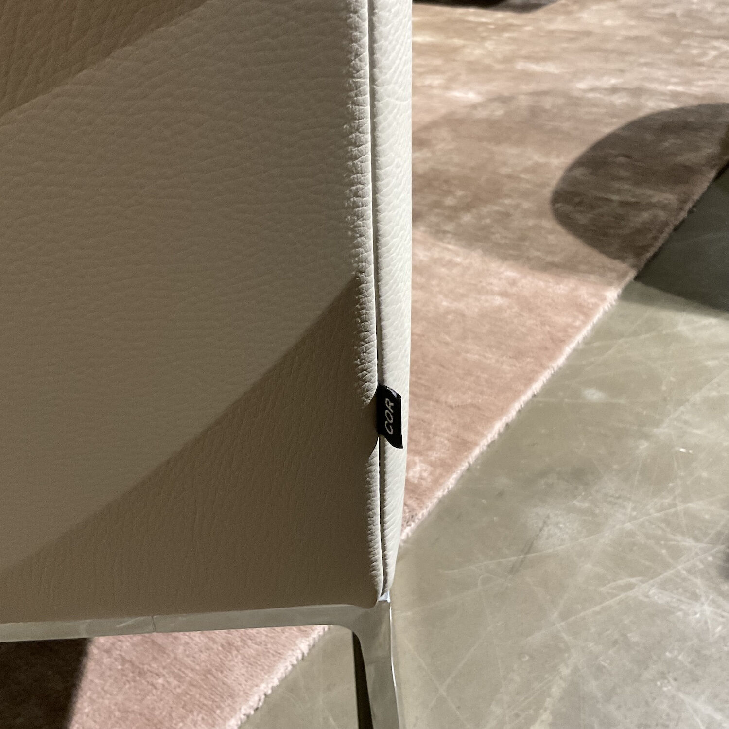 ff0058dba049f325cac9d0ae37d61d2d57d4021e_Mell_Sessel_bodenfrei_aus_Leder_in_Platinum_024104406_005