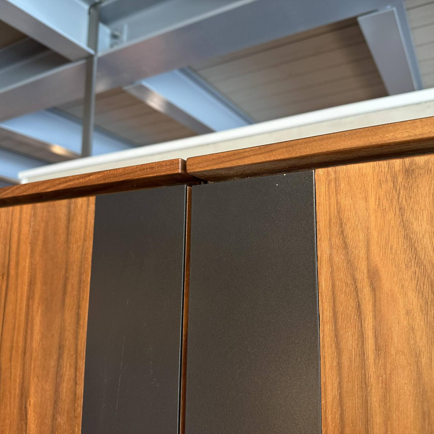 Riva1920 - Schrank Cambusa Wine Nussbaum Massiv Geölt Akzent Eisen Irondust Lackiert Mit LED Beleuchtung - 9