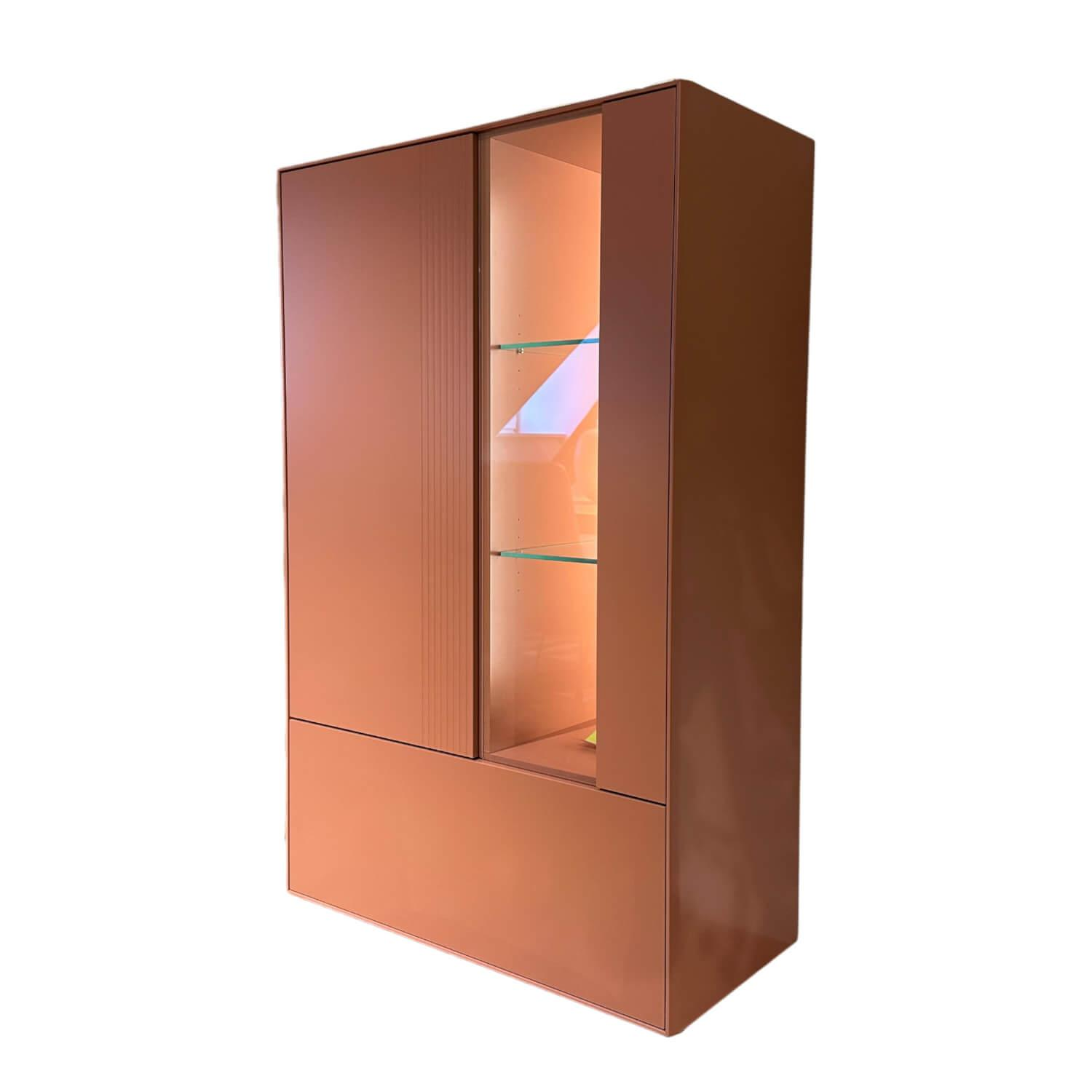 Contur - Highboard Colore Lack Matt Samtbeere 489 Rosa Rot Sockelrahmen Drehfuß Vitrine Klarglas Mit LED Beleuchtung - 1