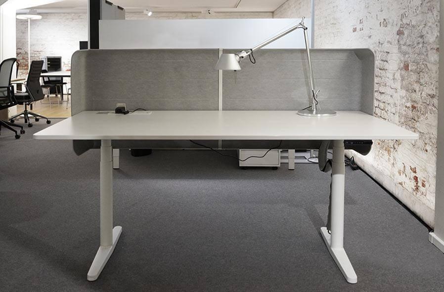 Vitra - Arbeitstisch Höhenverstellbar Platte Melamin Soft Light Creme Kabelwanne Polyestervlies Stone/Grau - 3