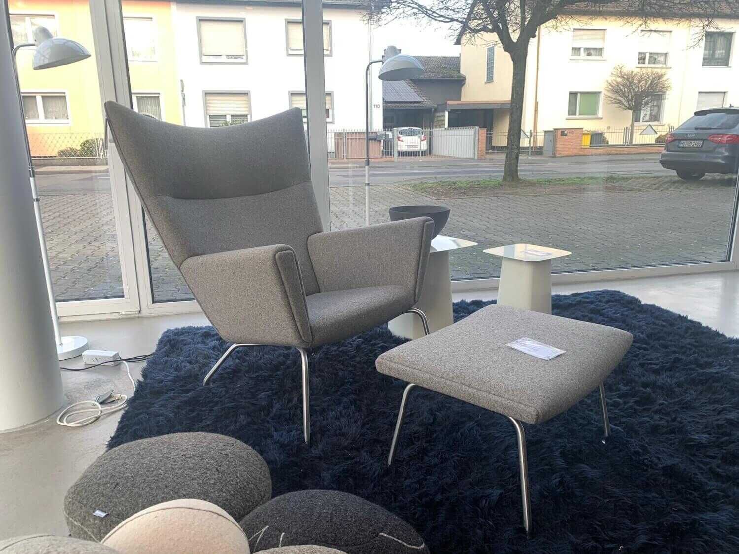 Carl Hansen & Søn - Sessel Wing Chair Stoff Devina MD 0343 Beige mit Hocker - 1