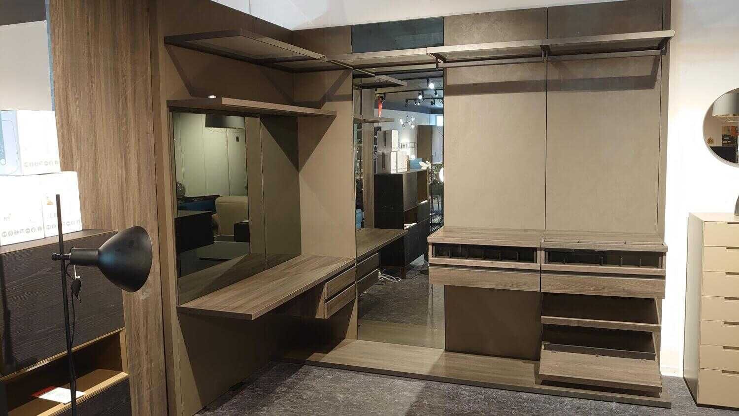 Begehbarer Kleiderschrank Panorama Elmo Scor Spiegelpaneel Schmink- und Schreibtisch