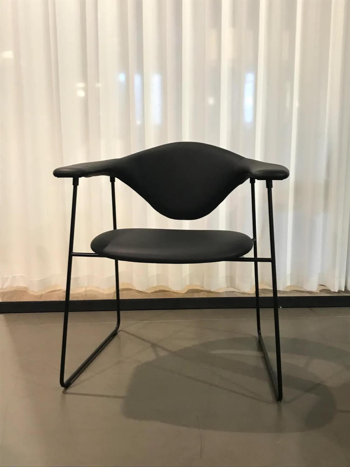 Gubi - Stuhl Masculo Dining Chair Bezug Leder Basic/Gubi Black Gestell Semimatt Schwarz - 4