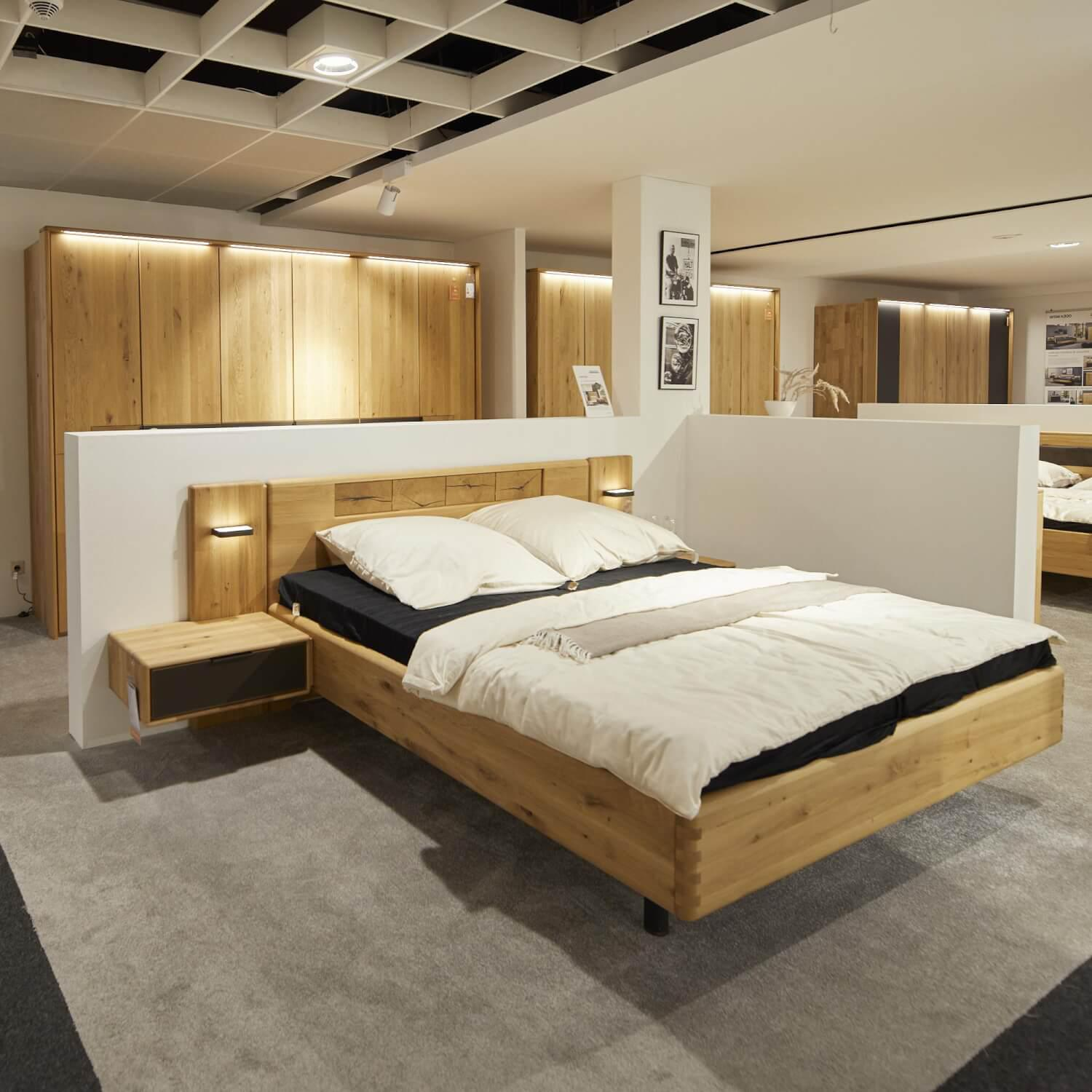 Schlafzimmer WSM 1600 Europäische Wildeiche Soft Gebürstet Massiv Mit Beleuchtung Ohne Matratze Und Lattenrost