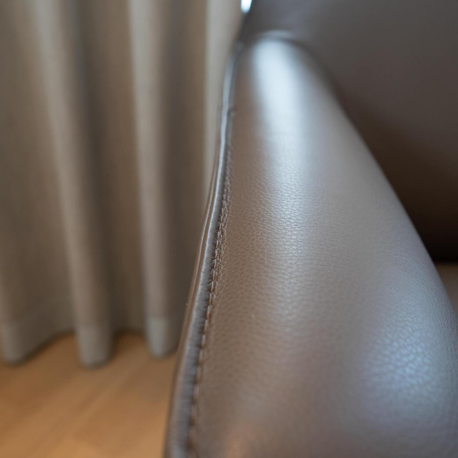 Sofa Mayon 2,5-Sitzer Leder Raffino 200 Mink Füße Taupe