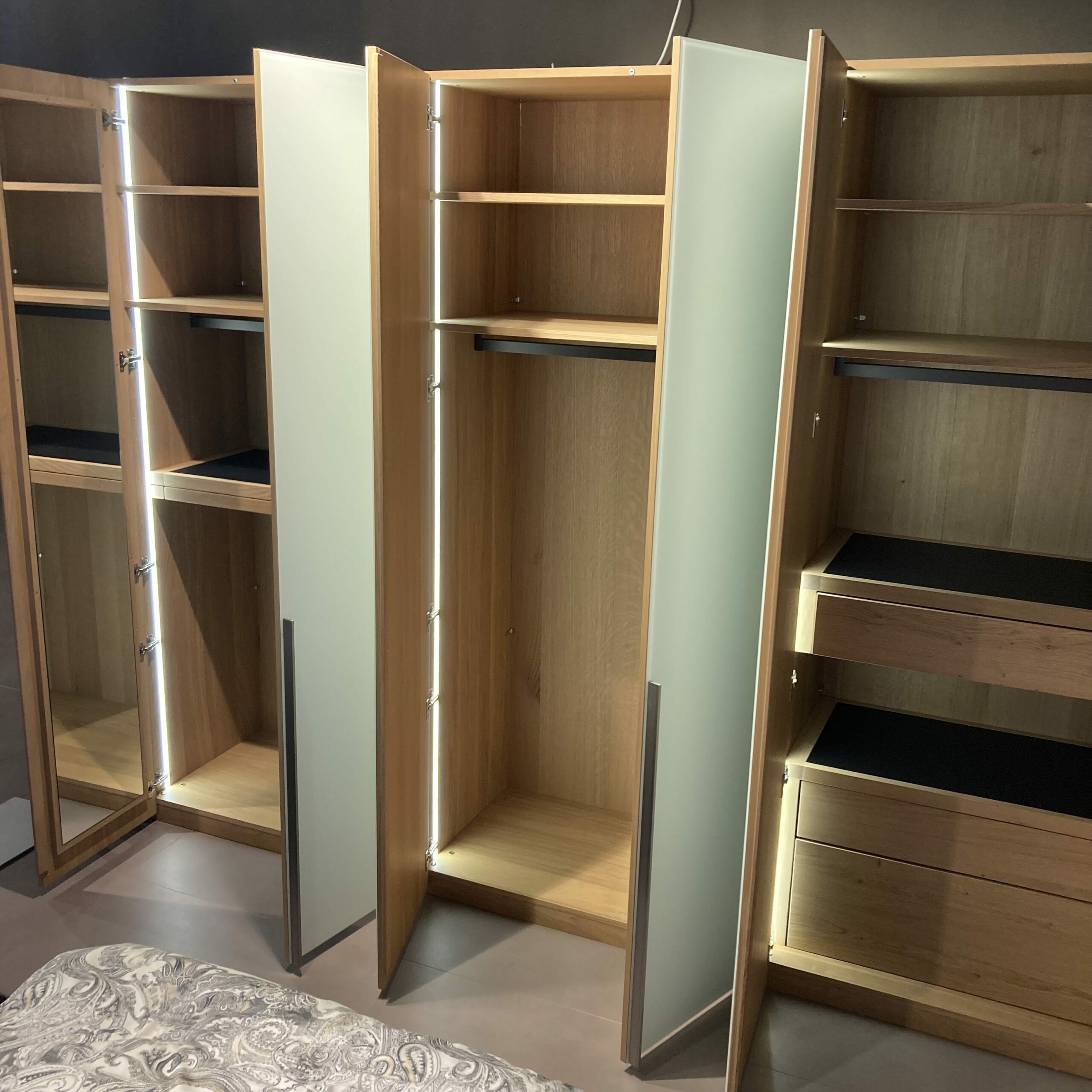 Voglauer - Drehtürenschrank V Alpin Korpus Eiche Altholz Front Glas Optiwhite Weiß Griffe Edelstahl Gebürstet Mit Spiegel Und Beleuchtung - 4