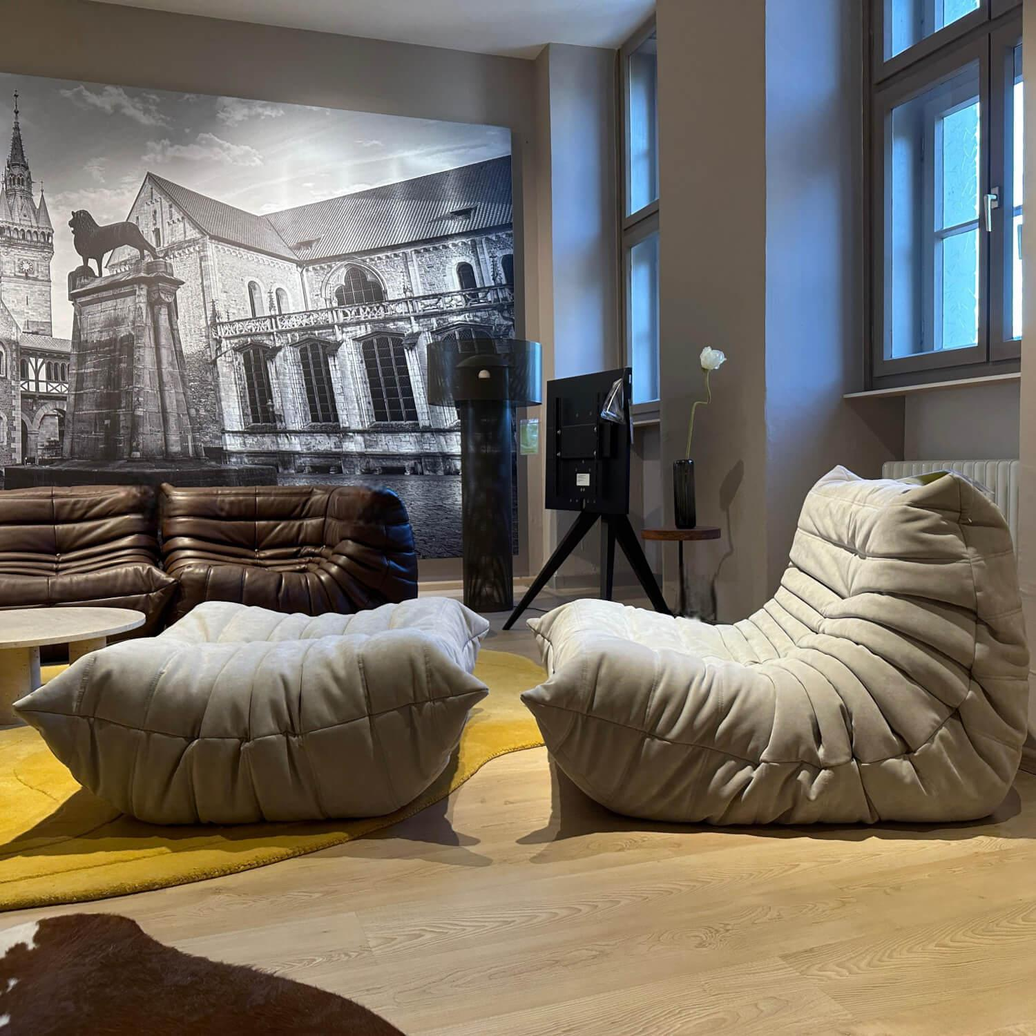 Ligne Roset - Sessel Togo Stoff Alcantara Pearl Y478 Grau Beige Inklusive Hocker - 6