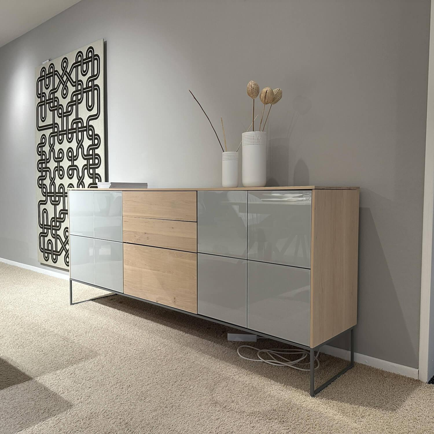 Team 7 - Anrichte Filigno AFG 24 819 4 Erle Massiv Weißöl Front Farbglas Hellgrau Grau Kufe Steingrau Pulverbeschichtet - 5