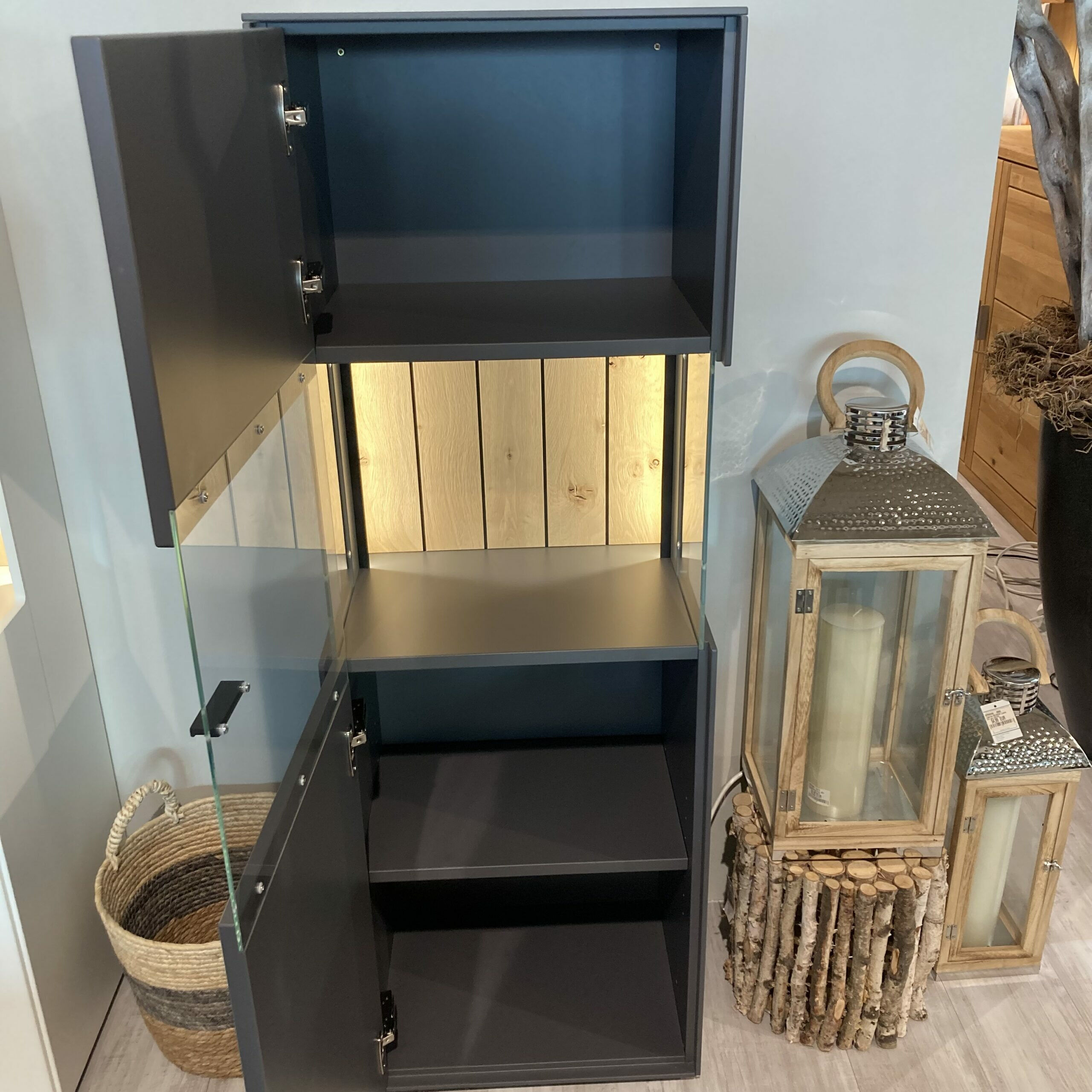 Wöstmann - Vitrine Werne Korpus Lack Graphitgrau Rückwand Balkeneiche Stark Gebürstet Seitlich Verglasung Mit LED Beleuchtung - 2