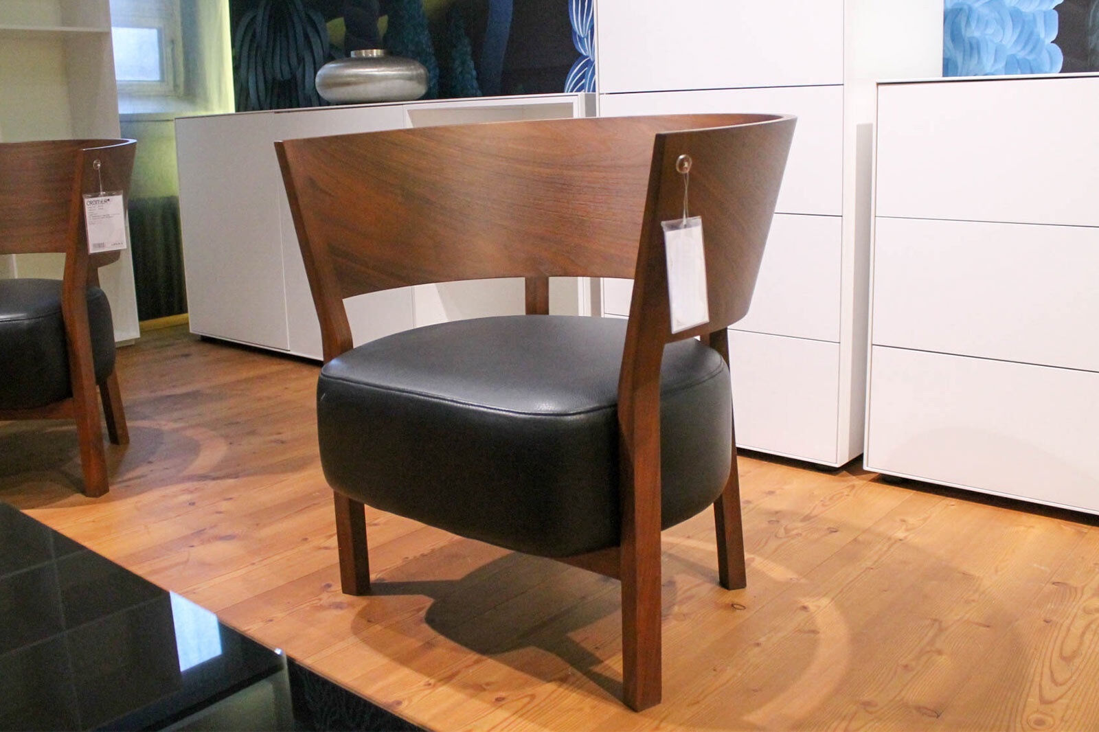 Conde House - Sessel Tosai Leder L3 Schwarz Gestell Nussbaum - 2