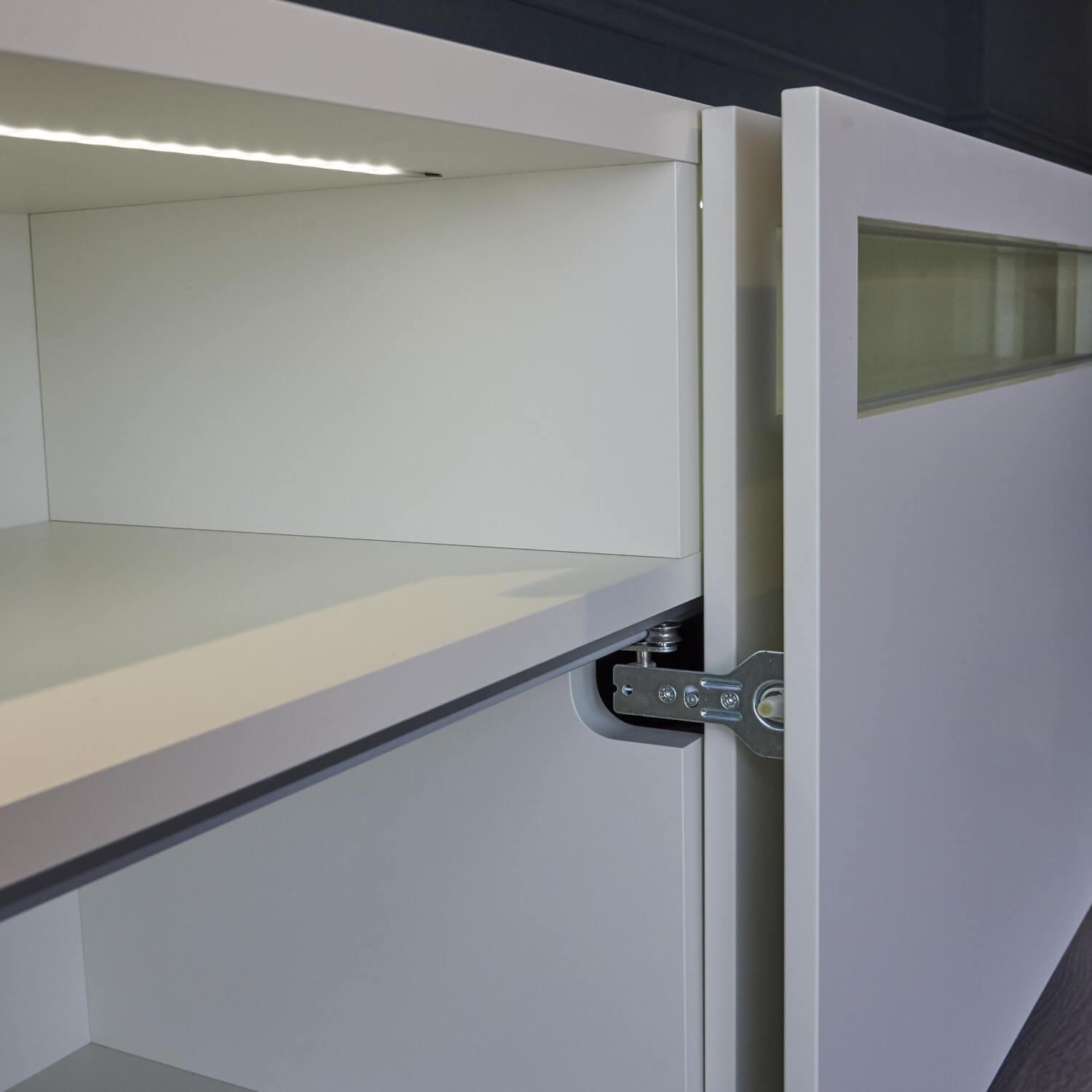 Hülsta - Sideboard NOW! Vision Mit Schiebetüren Lack Weiß Und Klarglas Ausschnitt Auf Kufen - 11