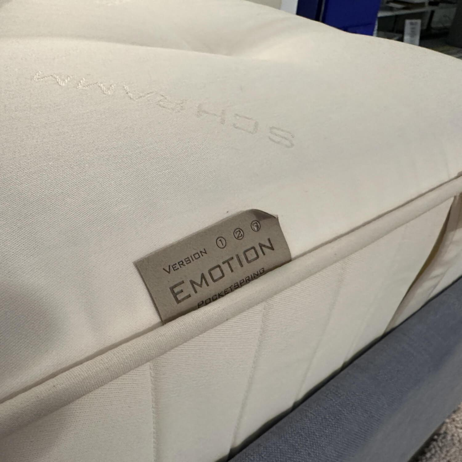 Schramm - Boxspringbett Gala Rahmen 28M 3B Stoff Nils 440 Sky Grau Blau Kopfteil Quadro  Füße Eiche Wenge Inklusive 2 Matratzen Divina in H2 und H4  - 5