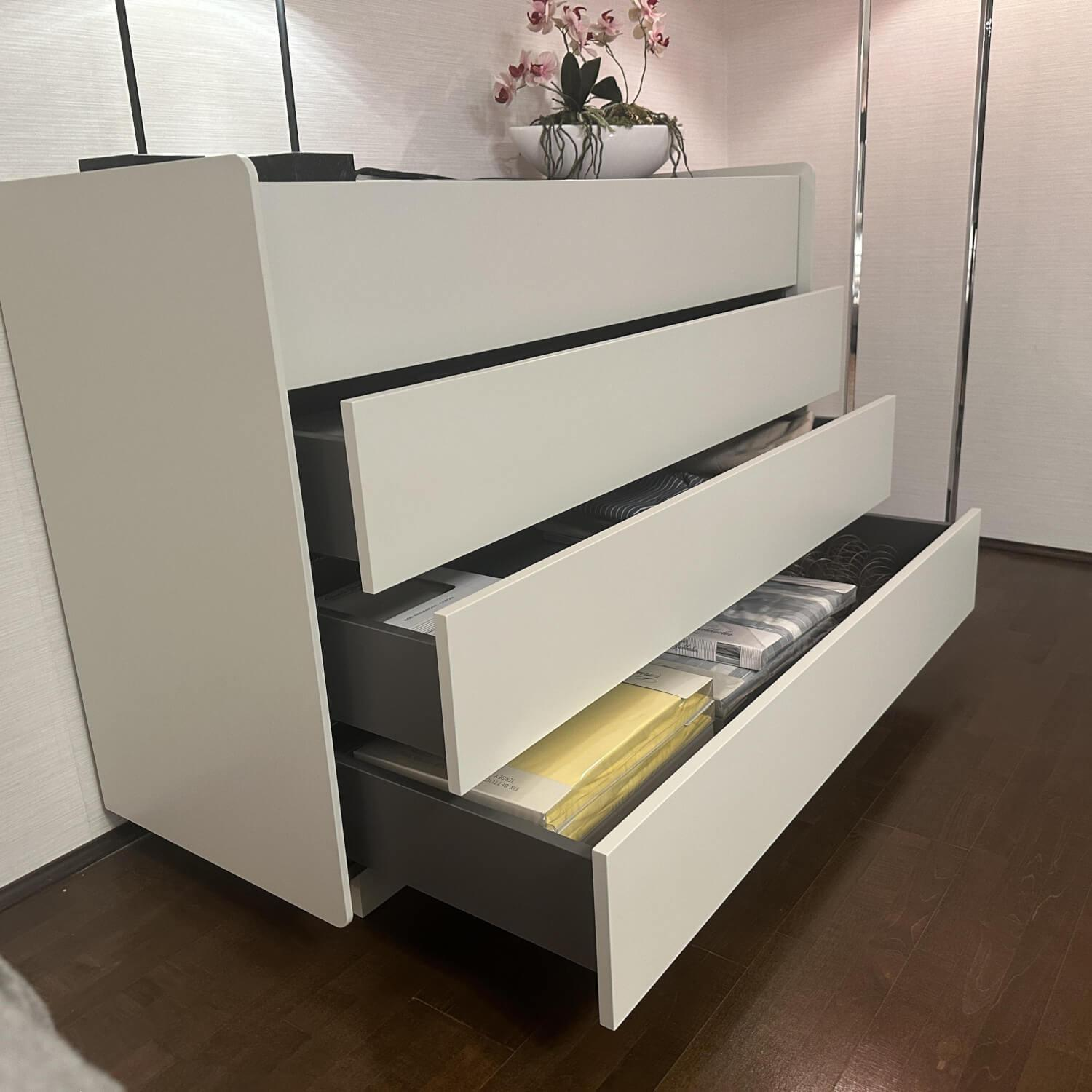 Christine Kröncke - Kommode You 46 Lack Pearl Weiß Matt Oberplatte Linoleum Braun Rot - 5