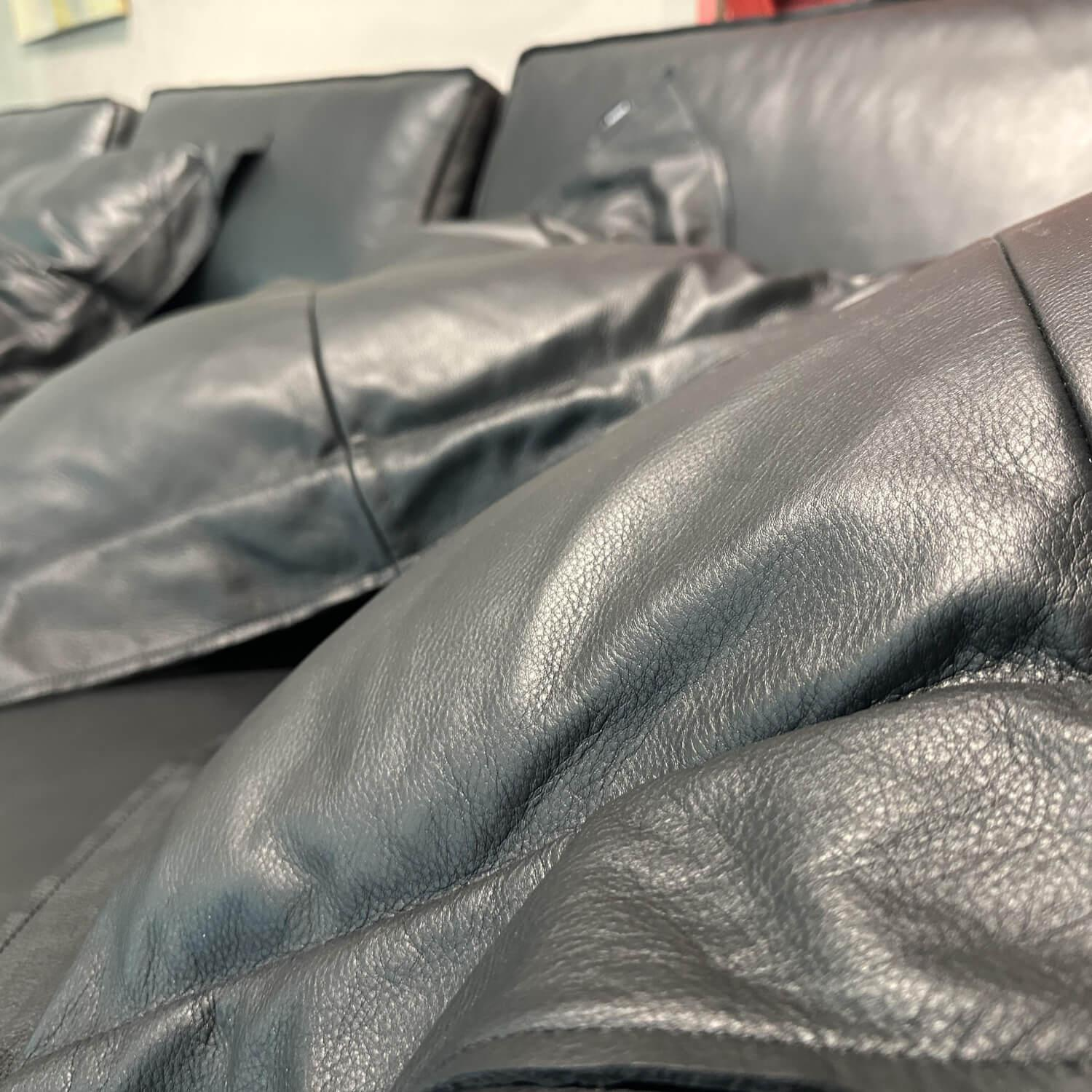Tommy M - Ecksofa Al Jazar Leder Cuba Black Schwarz mit Kissen - 2