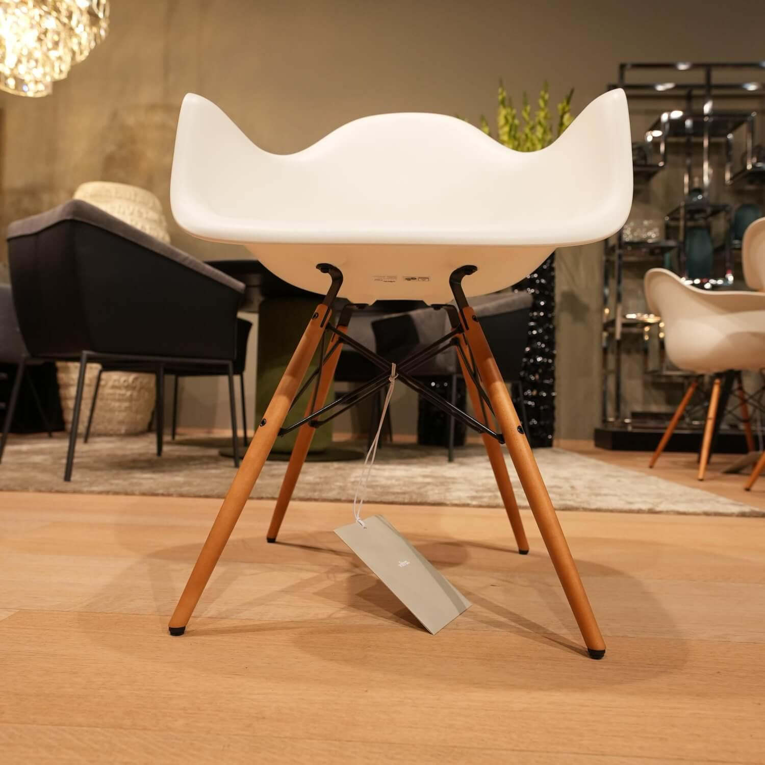 Vitra - 6er Set Stuhl Eames Plastic Armchair DAW Polypropylen Weiß Holzuntergestell Ahorn Gelblich Mit Verstrebungen - 4