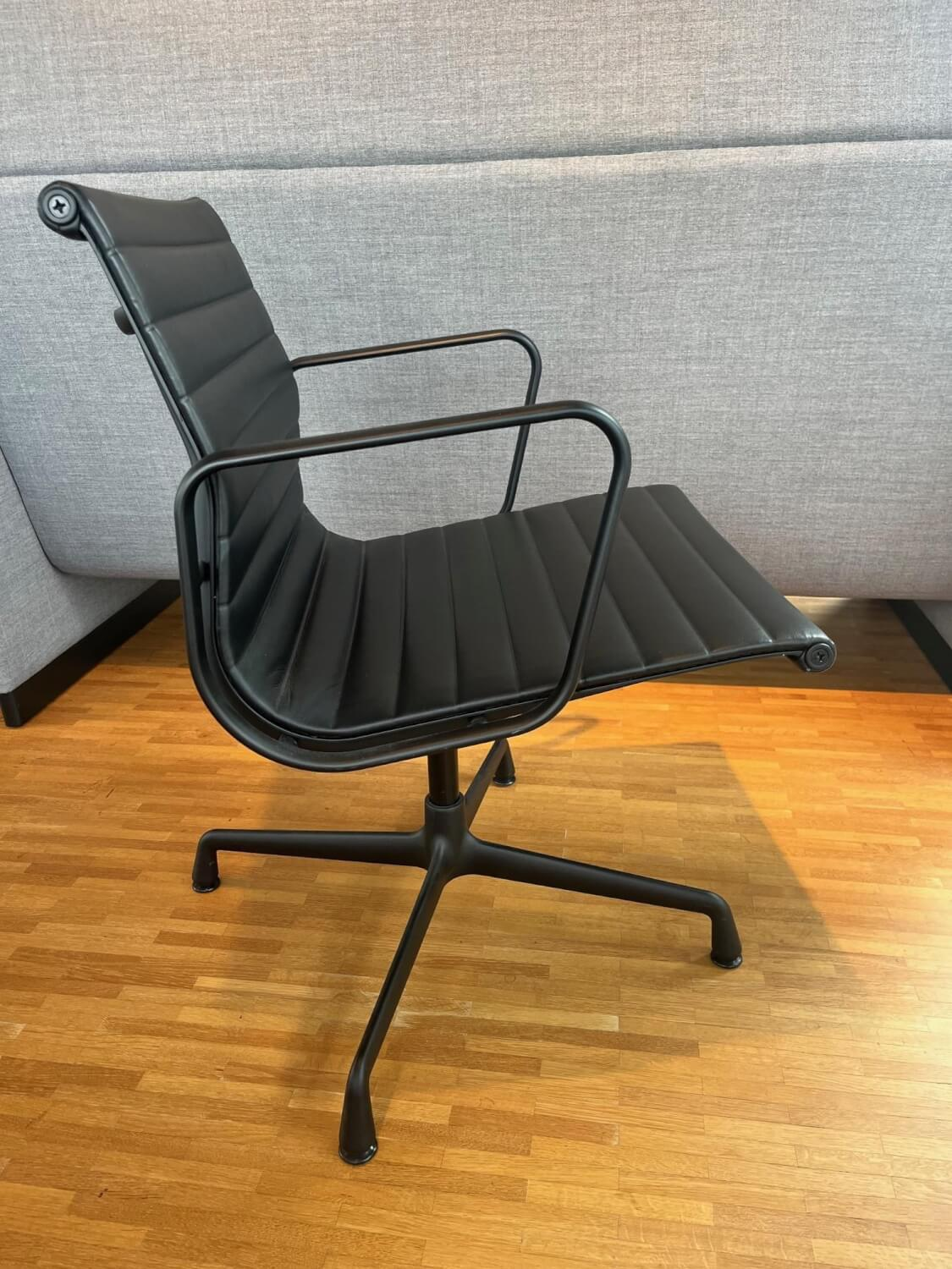 Vitra - Stuhl EA108 Leder Hopsak Premium Nero Schwarz Gestell Aluminium Schwarz Pulverbeschichtet - 2