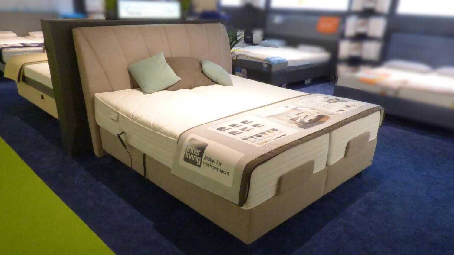 Bett 1405 Stoff Enjoy 3 Taupe Füße Metall Verchromt mit Matratzen, Tagesdecke und Zierkissen