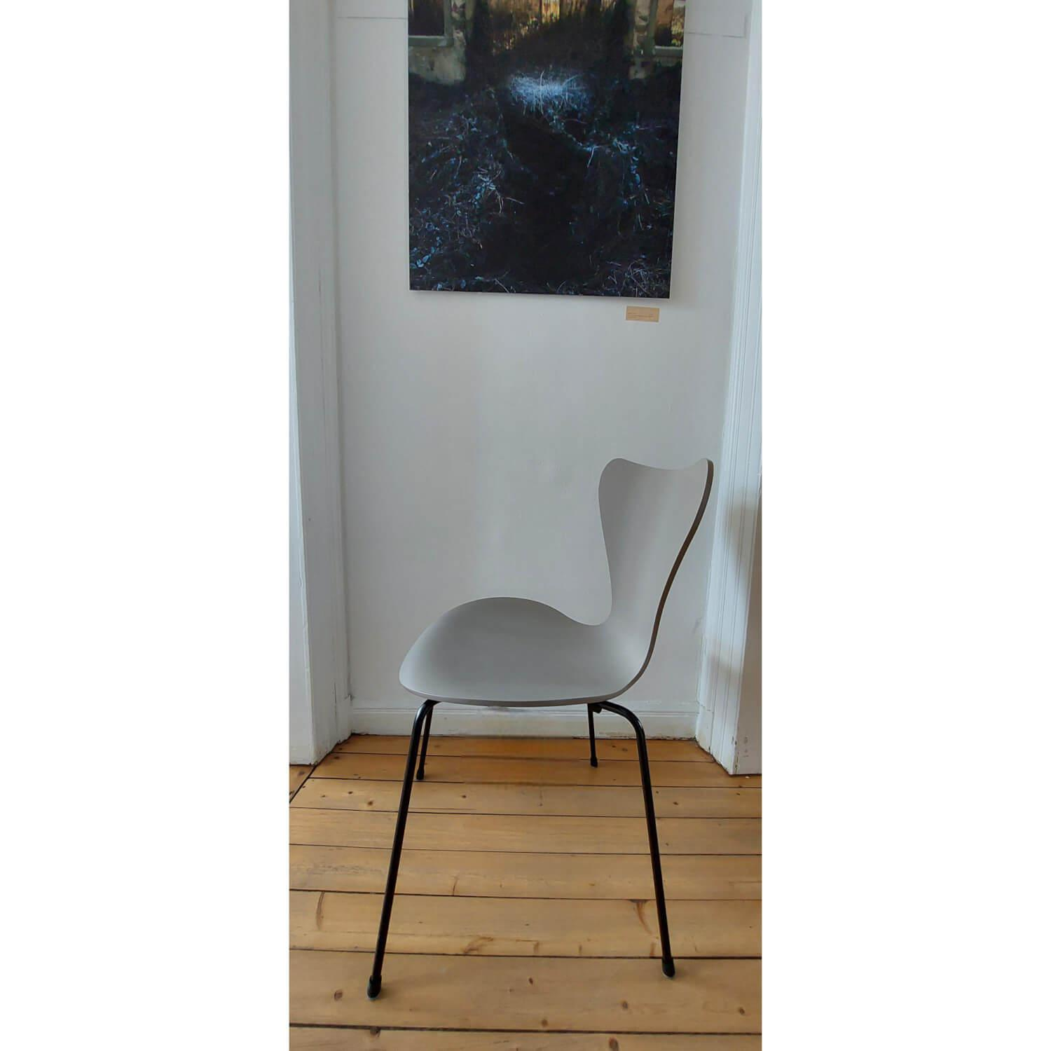 Fritz Hansen - Stuhlgruppe Modell 3107TM Serie 7 Sitzschale Messerfurnier Esche Gefärbt In Grau Rosa Rot Orange-Rot Gelb Und Blau Gestell Stahl Schwarz Stapelbar - 11