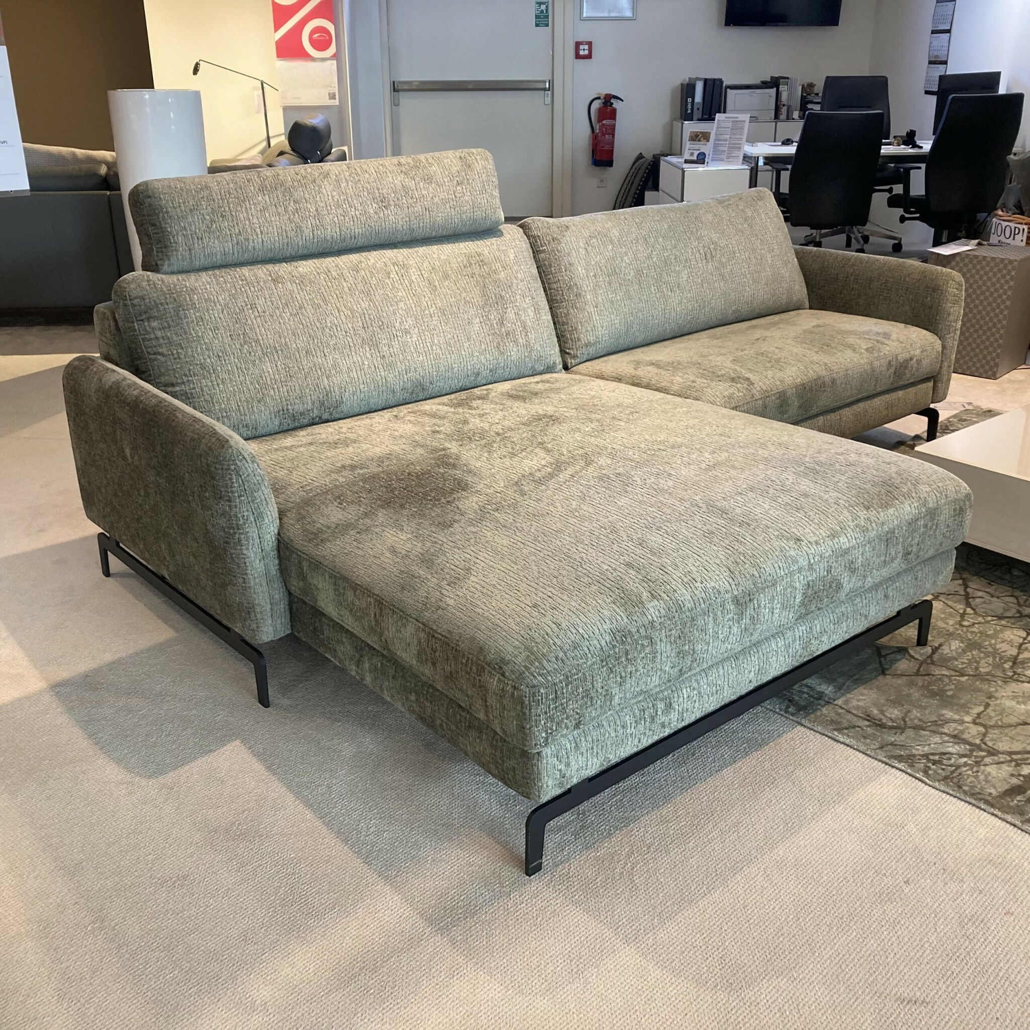 Contur - Ecksofa Enna Stoff Fusion Thyme Grün Füße Schwarz mit Kopfstütze - 2