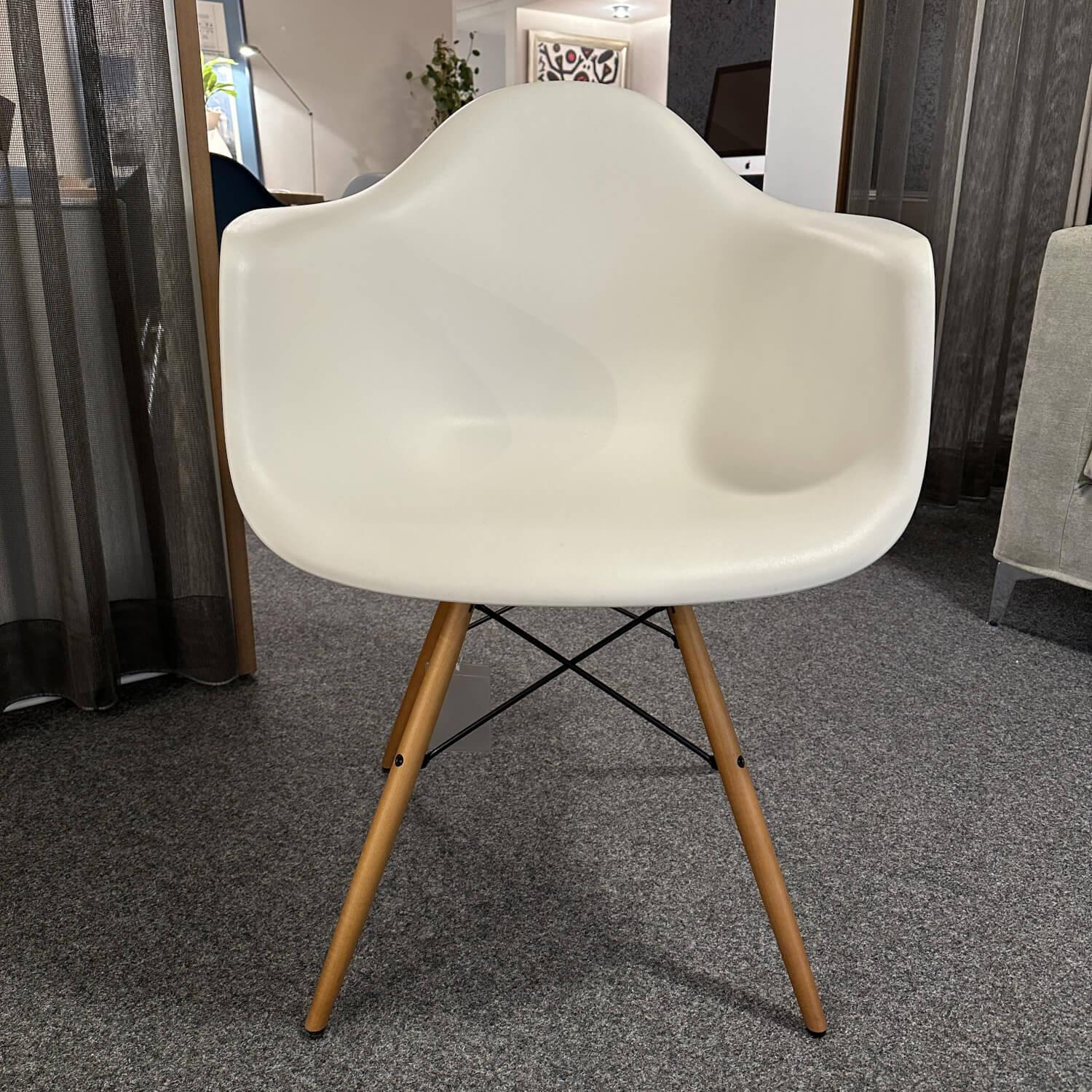 Stuhl Eames Plastic Chair Weiße Schale Ahorn Gestell Braun Mit Armlehnen