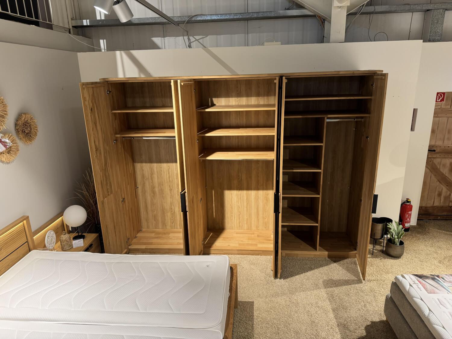 Global - Schlafzimmer Arano Bett  Eiche Natur Massiv Mit Gefrästen Einsatz Ohne Matratze Ohne Topper Inklusive  Kleiderschrank Und Nachtkonsolen Eiche Massiv Griffe Metall Schwarz - 8