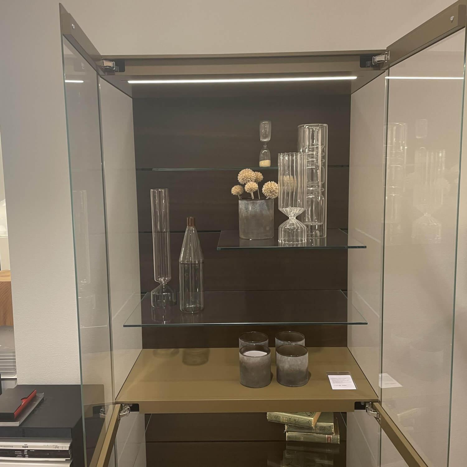 Interlübke - Vitrine Just Cube Light mit Beleuchtung Korpus Lack Rückwand Eucalyptus 5 Glasböden und Abdeckplatte - 7