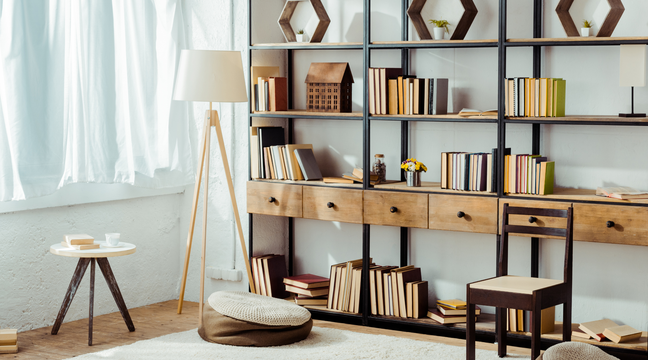 Bücherregal richtig sortieren und Inhalt inszenieren